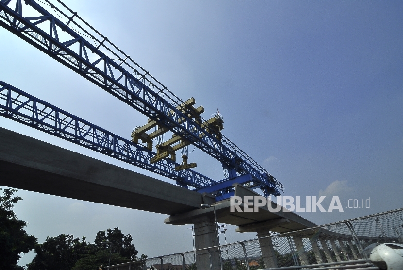 Suasana kondisi pembangunan proyek kereta ringan atau Light Rail Transit (LRT) rute Cibubur-Cawang masih proses penyelesaian di Tol Jagorawi, Kampung Makasar, Jakarta, Kamis (10/8). 