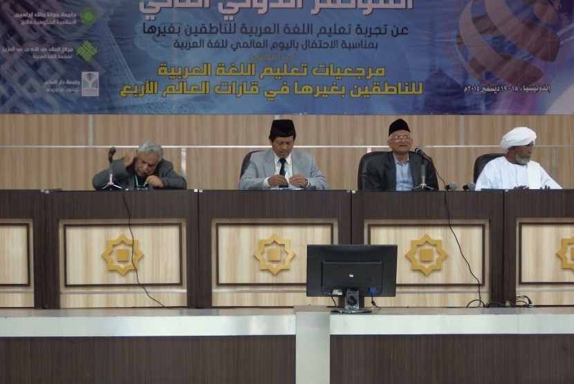 Rektor UIN Malang Prof Mudjia Rahardjo (dua dari kiri) pada saat pembukaan Konferensi bahasa arab internasional di uin malang dalam rangka peringatan Hari Bahasa Arab se-Dunia