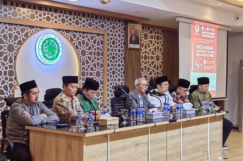 Suasana konferensi pers Aksi Bela Palestina yang diinisiasi sejumlah organisasi keagamaan yang berlangsung di Kantor MUI, Jakarta. Kamis (2/11/2023). 