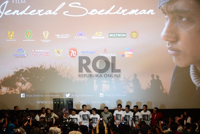 Suasana konferensi pers saat peluncuran film Soedirman yang digelar di XXI Epicentrum, Jakarta, Senin (24/8). Film ini diluncurkan untuk menyemarakan Hut RI Ke-70 sekaligus membangkitkan rasa Nasionalisme kepada penonton yang menyaksikan.