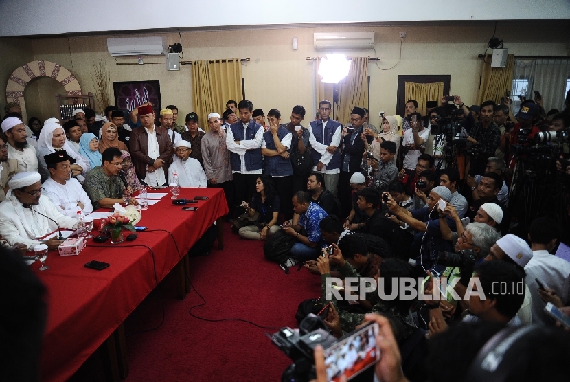 Suasana konferensi pers yang digelar Gerakan Nasional Pengawal Fatwa Majelis Ulama Indonesia (GNPF MUI) Aksi Bela Islam III di AQL Islamic Center, Jakarta, Jumat (18/11). 