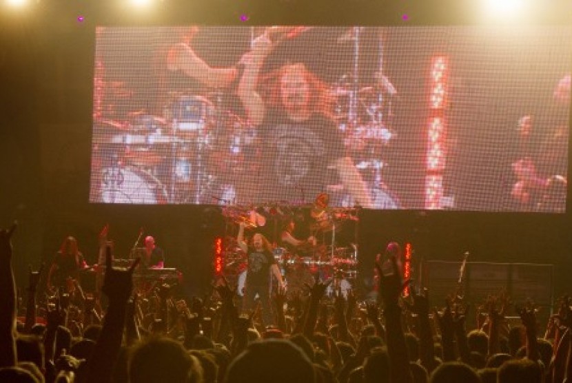 Suasana konser Dream Theater di Lapangan D, Senayan, Jakarta, Ahad (26/10).
