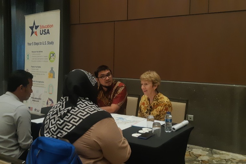 Suasana konsultasi peserta dengan Educational USA Advisers pada kegiatan US Graduate Fair 2019 di Marriott Hotel, Yogyakarta, Senin (16/9). 