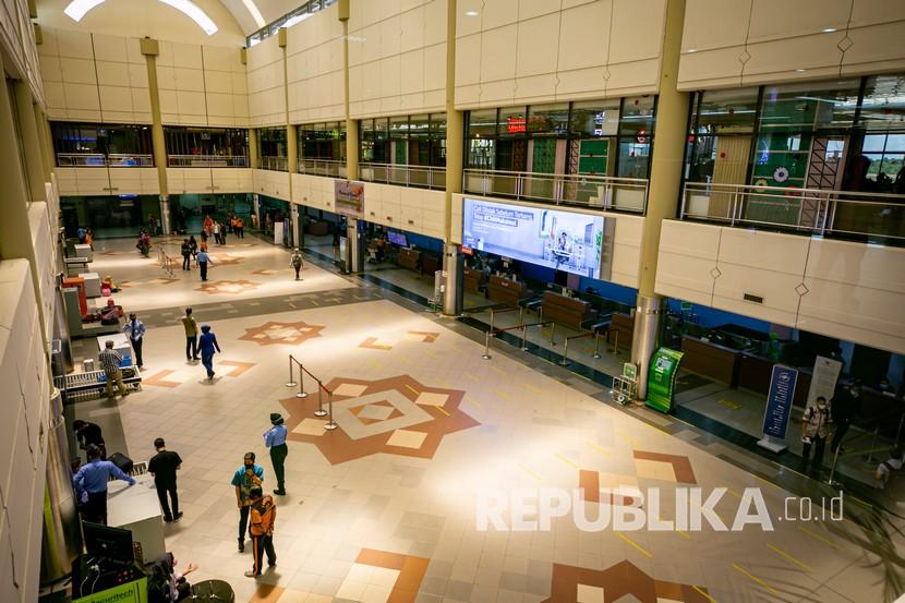 Suasana konter lapor diri yang lengang di terminal keberangkatan Bandara Hang Nadim, Batam, Kepulauan Riau, Jumat (24/4).