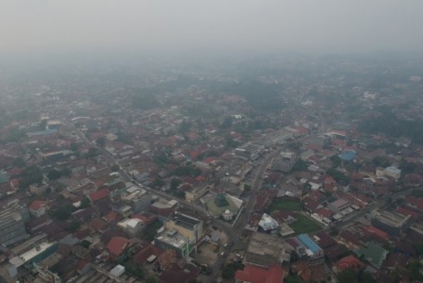 Suasana Kota Jambi yang diselimuti kabut asap. 