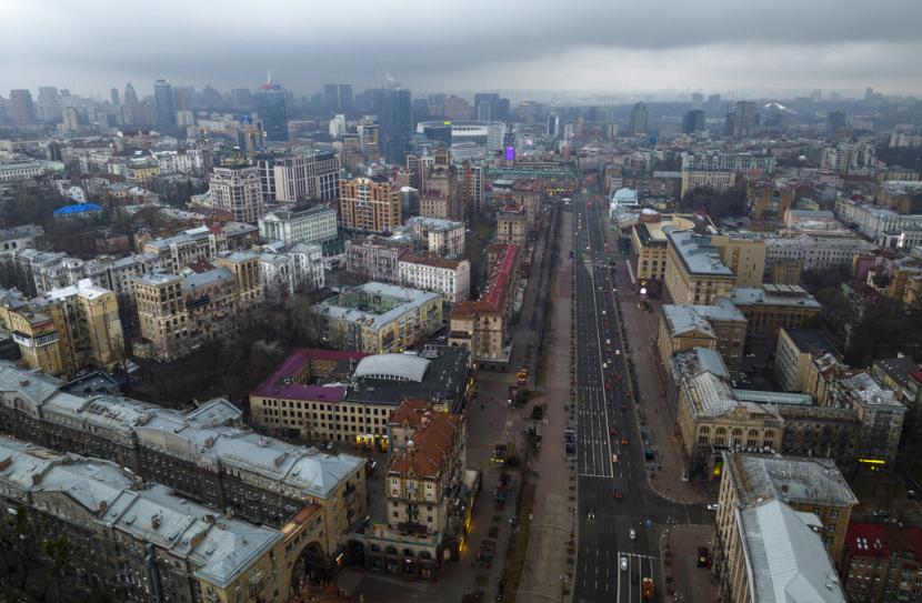 Suasana Kota Kyiv, Ukraina, Kamis (24/2/2022). Presiden Rusia Vladimir Putin mengumumkan mengumumkan operasi militer di Ukraina. 