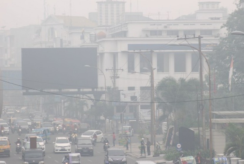 Suasana Kota Medan yang diselimuti kabut asap.