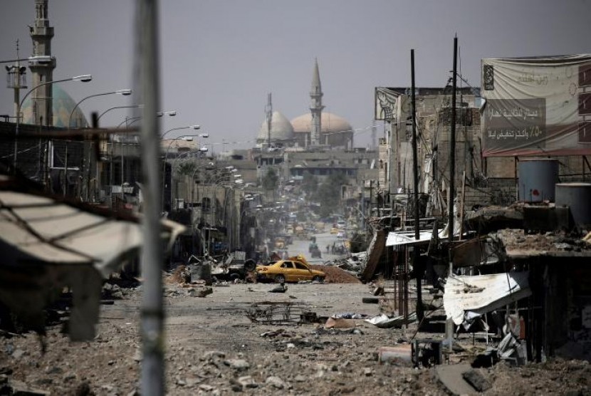 ISIS menghancurkan tempat ibada bersejarah baik masjid ataupun gereja Suasana Kota Mosul, Irak yang hancur peperangan.