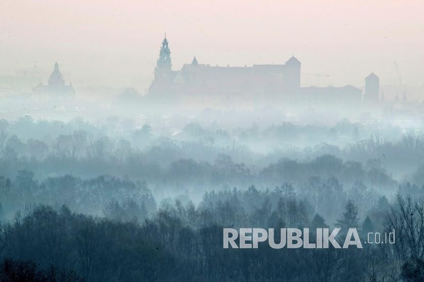 Politisasi Agama Surutkan Kepercayaan pada Gereja Polandia. Suasana kota yang diselimuti kabut asap ketika matahari terbit di Krakow, Polandia.