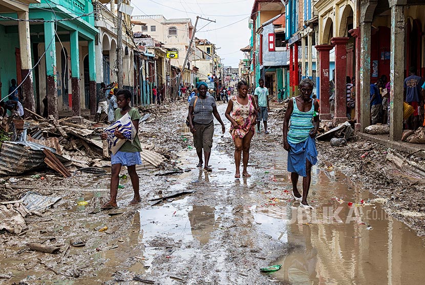 Suasana kota yang porak poranda karena Badai Matthew di Haiti