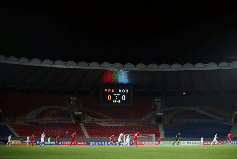 Suasana laga Korea Utara vs Korea Selatan dalam lanjutan Grup H Kualifikasi Piala Dunia 2022 Zona Asia di Stadion Kim Il Sung, Pyongyang, Selasa (15/10).