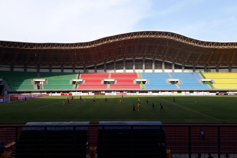 Suasana laga Liga 1, Bhanyangkara FC melawan Perseru Serui di stadion Patriot Bekasi, Kamis (20/4). Bhayangkara unggul 1-0 pada babak pertama.