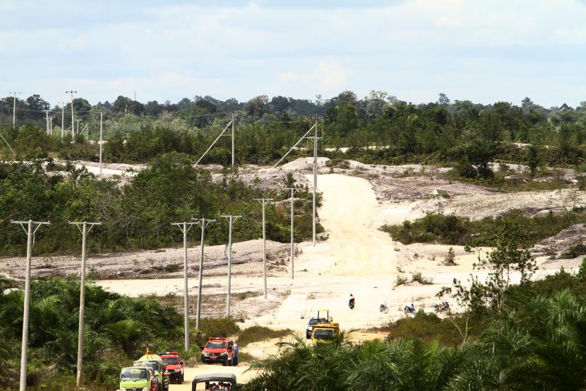 Suasana lahan galian bekas tambang emas yang telah rusak di Desa Kedabang, Kabupaten Sintang, Rabu (8/12/2021). Presiden Joko Widodo menyatakan pemerintah akan melakukan penghijauan secara massif dan membangun pusat persemaian guna memproduksi benih yang nantinya akan ditanam di kawasan bekas tambang, terutama di daerah tangkapan air dan daerah aliran Sungai (DAS) Kapuas serta Melawi di Kalimantan Barat.