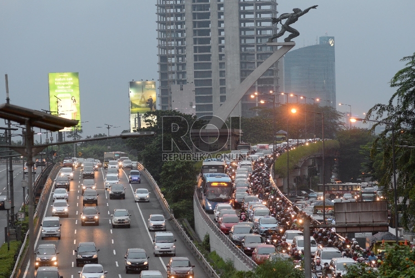 Suasana lalu lintas di Jalan MT. Haryono, Jakarta, Senin (4/1).    (Republika/Yasin Habibi)