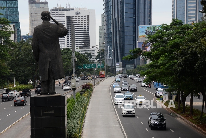 Suasana lalu lintas di Jalan Sudirman, Jakarta, Kamis (31/3).