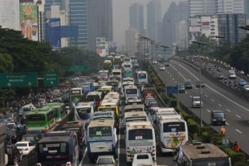 Suasana lalu lintas di Jl Gatot Subroto Jakarta