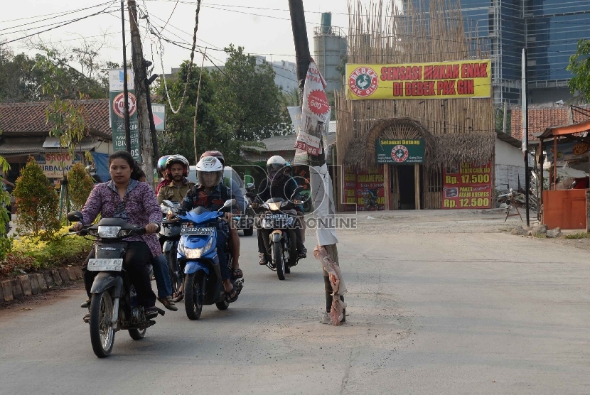 Suasana lalu lintas Jalan Ciater Raya Kota Tangerang Selatan, Jumat (25/9).