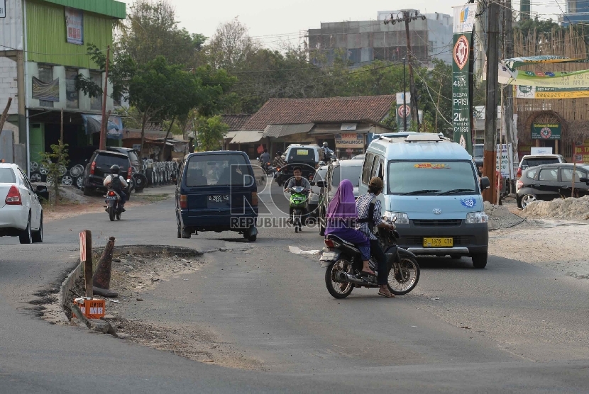 Suasana lalu lintas Jalan Ciater Raya Kota Tangerang Selatan, Jumat (25/9).Yasin Habibi/ Republika