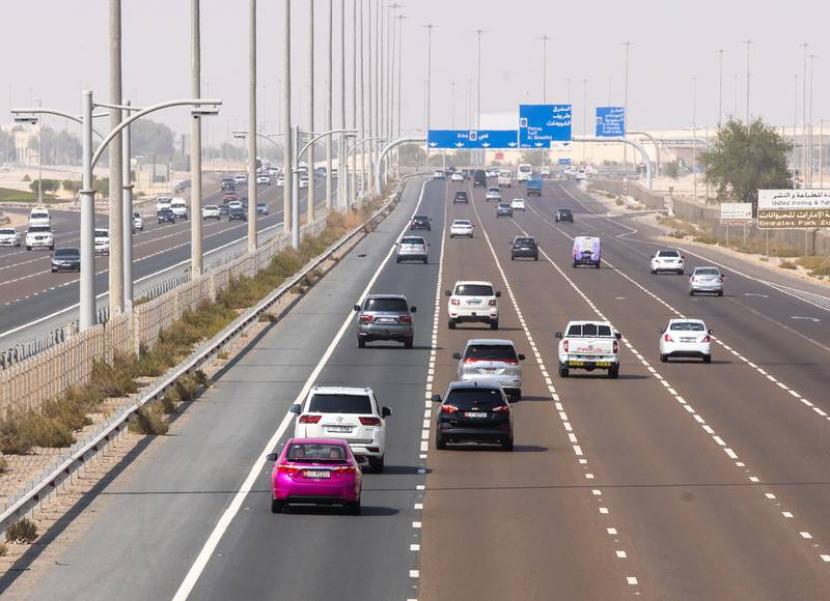 Suasana lalu lintas kendaraan di Abu Dhabi, Uni Emirat Arab. Suhu Dingin akan Menyelimuti UEA pada Akhir Pekan