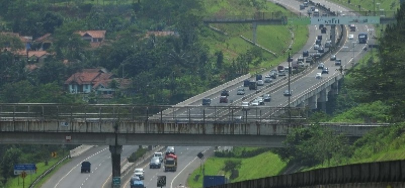 Suasana lalu lintas kendaraan melintasi Jalan tol Cipularang, Jawa Barat.