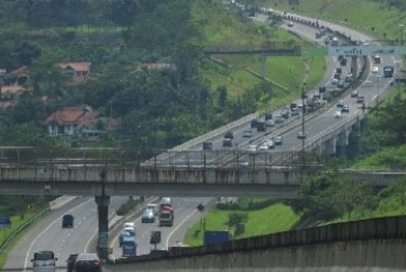 Suasana lalu lintas kendaraan melintasi Jalan tol Cipularang, Jawa Barat.