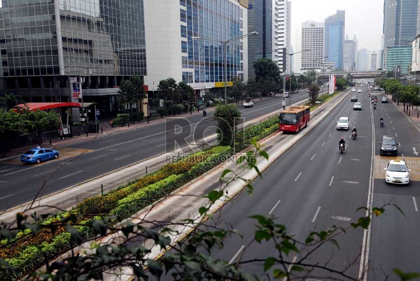  Suasana lalu lintas tampak lengang di kawasan jalan Sudirman, Jakarta Pusat, Kamis (20/9).  (Prayogi)
