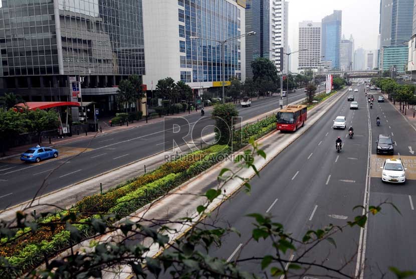  Suasana lalu lintas tampak lengang di kawasan jalan Sudirman, Jakarta Pusat.  (Prayogi)