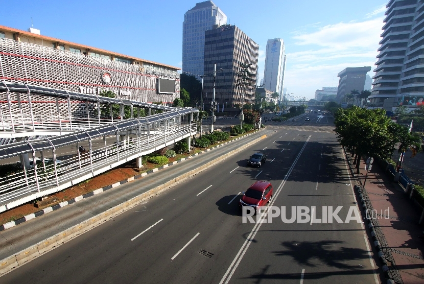   Suasana lalu lintas yang lengang di ruas jalan MH Thamrin, Jakarta.
