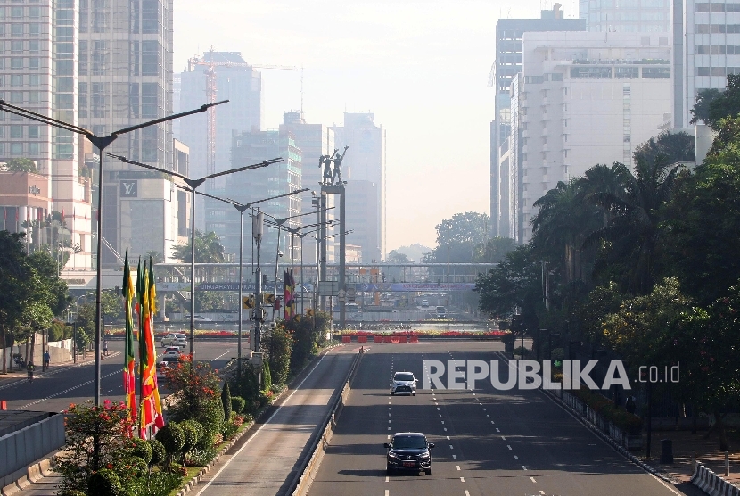   Suasana lalu lintas yang lengang di ruas jalan MH Thamrin, Jakarta, Ahad (25/6).