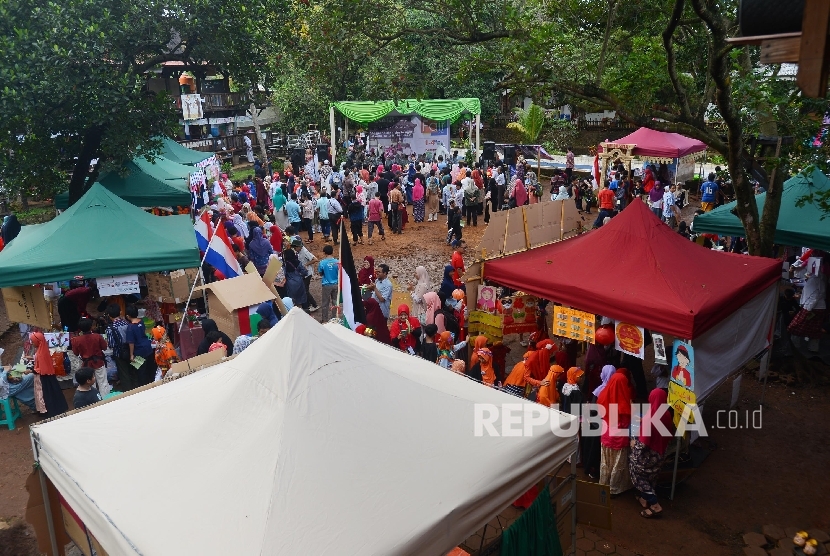 Suasana Language Fair yang diadakan di Sekolah Alam, Jagakarsa, Jakarta Selatan, Kamis (3/3). 