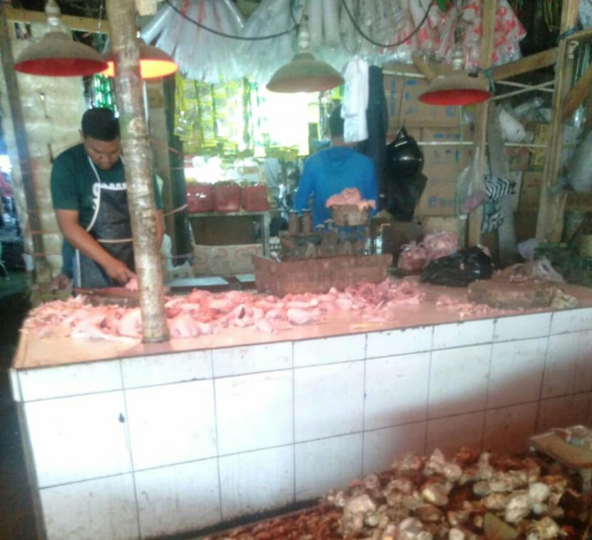 Suasana lapak daging ayam di sekitar Pasar Pelita Kota Sukabumi, Selasa (6/4)