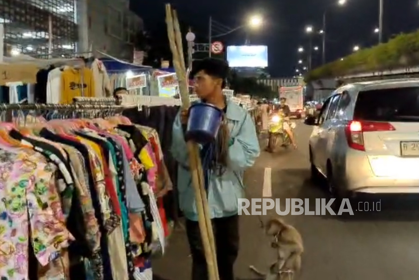Suasana lapak-lapak penjual pakaian bekas alias thrifting di kawasan Senen, Jakarta Pusat, Kamis (21/11/2025).