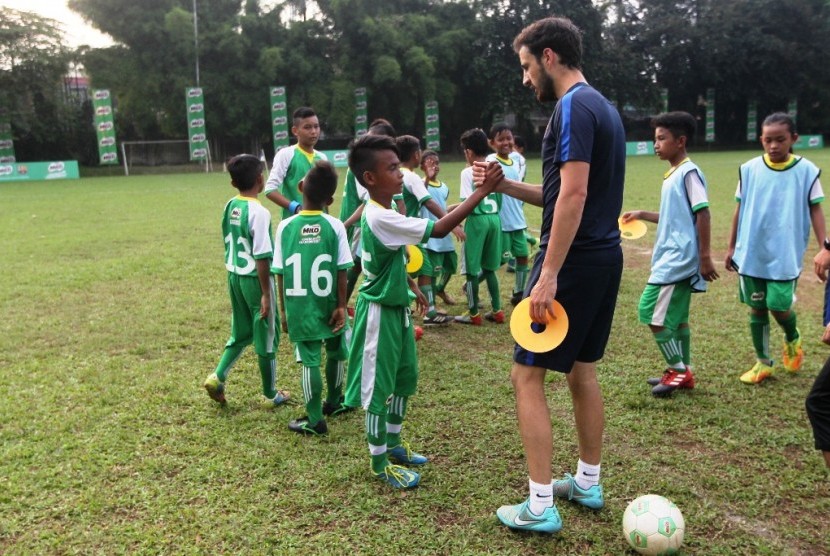 Suasana latihan 16 pemain terbaik Milo Football Championship 2017 bersama pelatih FCBEscola, Martí Vila pada MILO Football Camp di International Sports Club of Indonesia (ISCI), Ciputat.