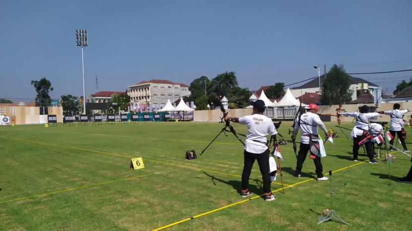  Suasana latihan atlet panahan Indonesia untuk persiapan APG 2022 di Lapangan Kota Barat, Solo, Rabu (27/7/2022).