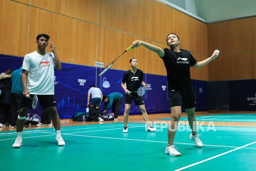 Suasana latihan para pemain tunggal Indonesia di Qingdao Conson Gymnasium pada Rabu (12/2/2025) menjelang pertandingan kedua Grup B Kejuaraan Bulu Tangkis Beregu Campuran Asia 2025 melawan Malaysia pada Kamis (13/2/2025). 