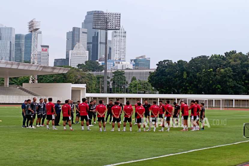 Suasana latihan terakhir timnas Indonesia U-22 Stadion Madya, Senayan, Jakarta, Rabu (26/11/2025) sebelum berangkat ke Thailand pada Jumat (28/11/2025) untuk mengikuti SEA Games.