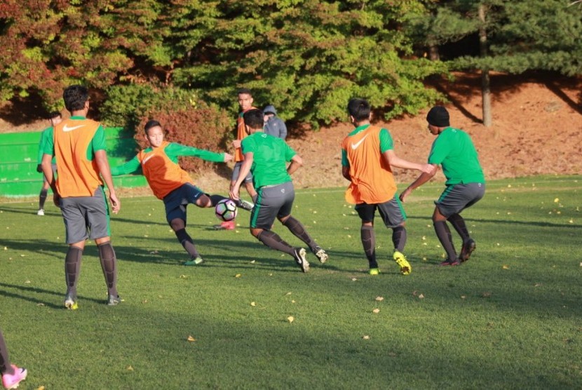 Suasana latihan timnas Indonesia U-19 di Paju, Korea Selatan, Senin (30/10).