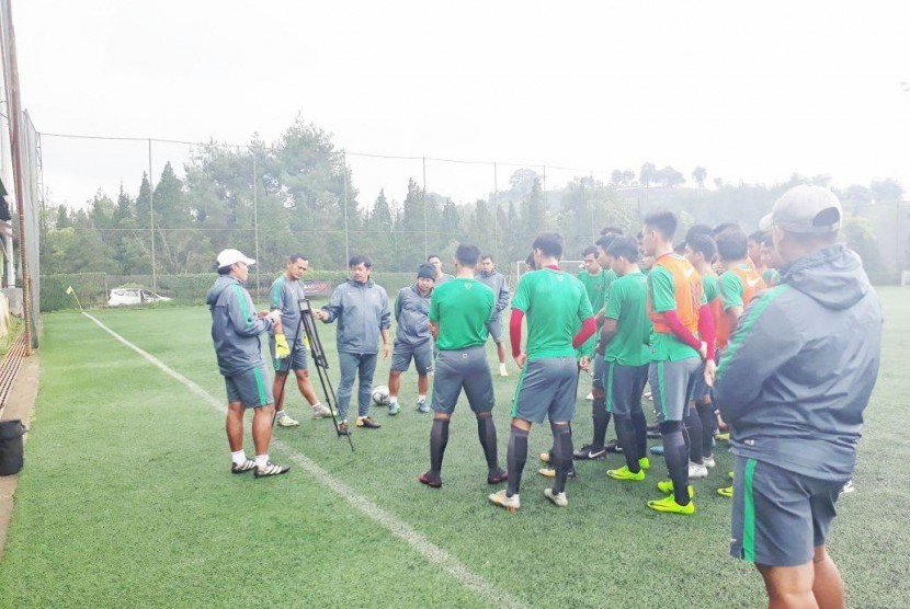  Suasana latihan Timnas Indonesia U19 di Lapangan Football Plus Arena, Lembang Jawa Barat, Kamis (26/10). 