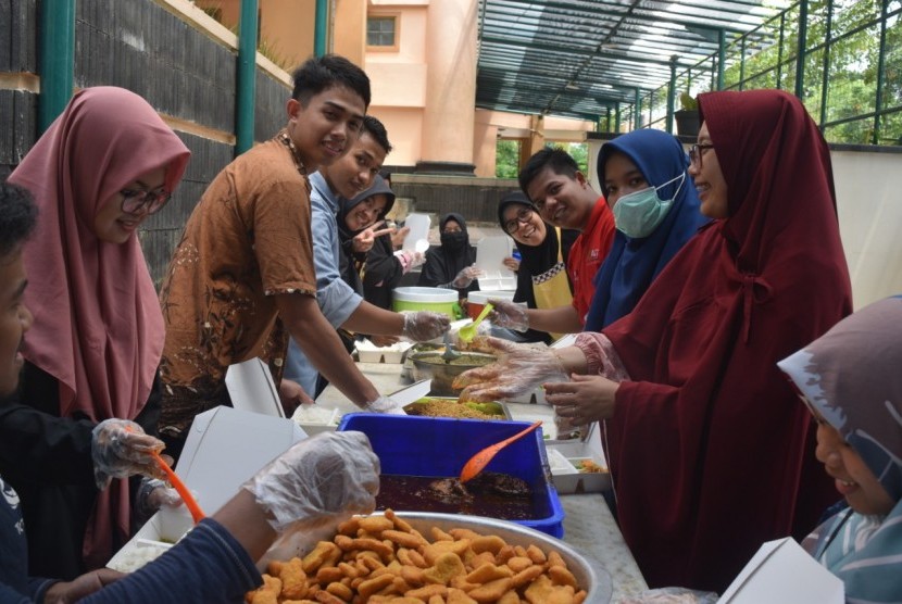 Suasana layanan makan gratis dari Humanity Food Truck Aksi Cepat Tanggap (ACT) DIY di Universitas Islam Indonesia (UII). 