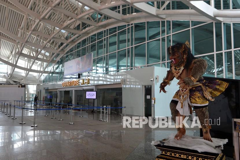 Suasana lengang di area Terminal Internasional Bandara Internasional I Gusti Ngurah Rai, Badung, Bali, Selasa (5/10/2021). Menteri Koordinator (Menko) Bidang Kemaritiman dan Investasi Luhut Binsar Pandjaitan mengatakan Bandara Ngurah Rai akan dibuka untuk penerbangan internasional pada 14 Oktober 2021 mendatang.