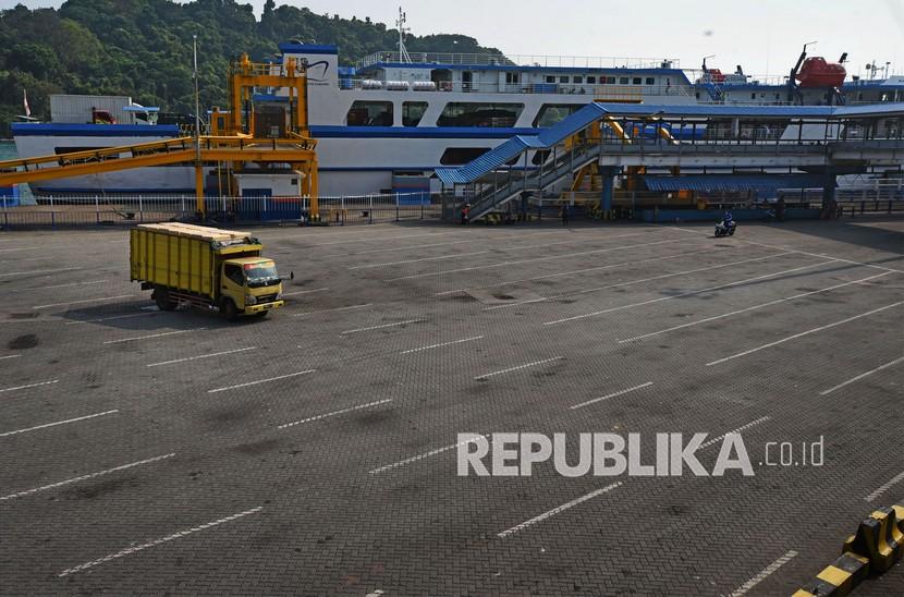 Suasana lengang di Dermaga IV Pelabuhan Merak, Banten, Ahad (9/5/2021). Memasuki hari ke-4 pemberlakuan Larangan Mudik untuk mencegah penyebaran COVID-19 suasana penyeberangan di Pelabuhan Merak lebih sepi dari biasanya. 