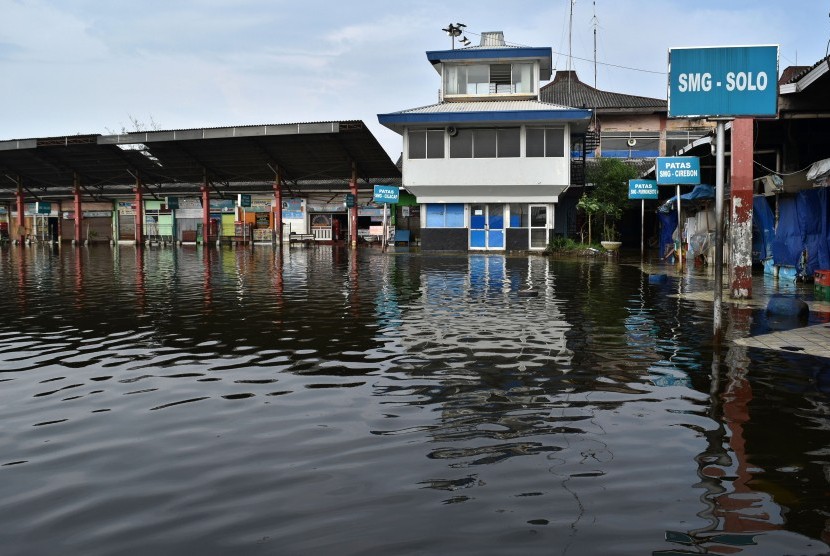 Suasana lengang terlihat di Terminal Bus Terboyo yang terendam rob di Semarang, Jawa Tengah, Jumat (2/6).