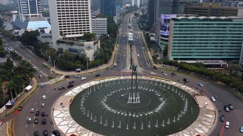 Suasana lenggang lalu lintas di Jakarta akibat pemberlakuan PPKM level 4.