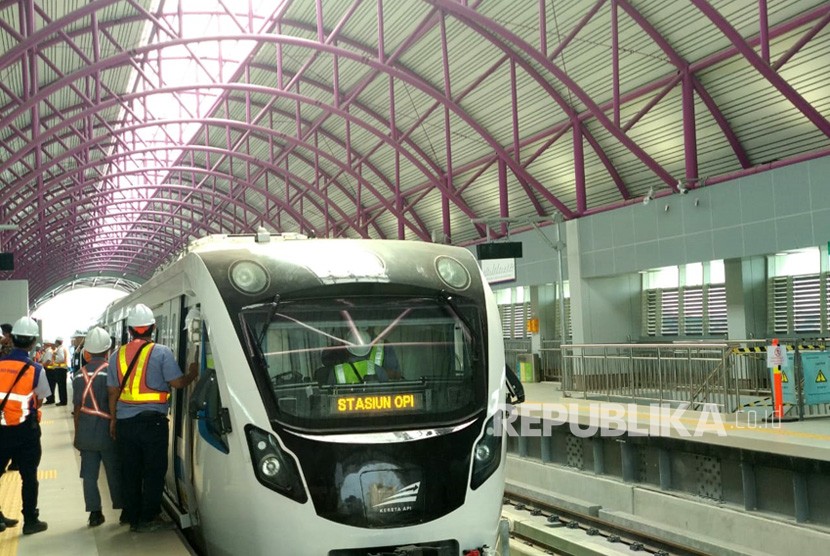 Suasana light rail transit (LRT) Palembang, Sumatra Selatan saat ditinjau langsung oleh Menteri Perhubungan Budi Karya Sumadi yang dijalankan dari Stasiun Bumi Sriwijaya (Palembang Icon) hingga Stasiun Jakabaring, Jumat (13/7). 