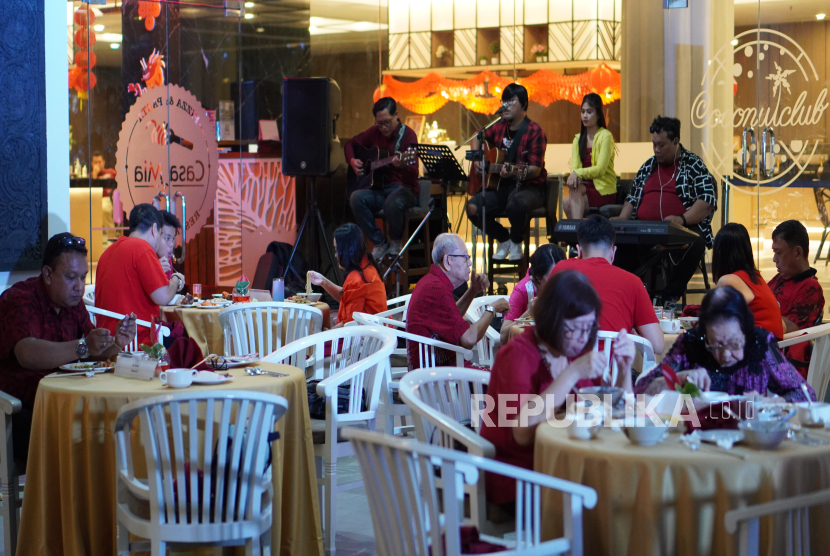 Suasana live music di Kimaya Sudirman Yogyakarta by HARRIS. 