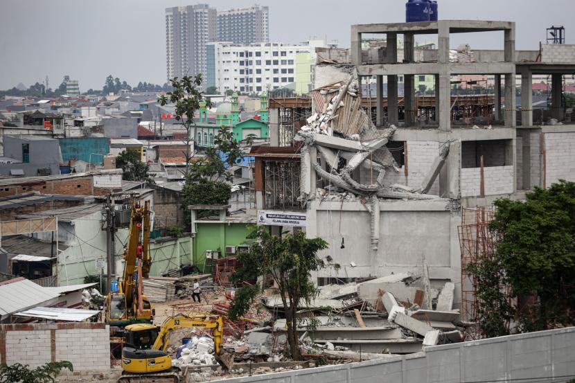 Suasana lokasi bangunan SMAN 96 Jakarta yang roboh di Jakarta, Kamis (18/11). Gedung SMAN 96 Jakarta yang masih dalam proses pembangunan tersebut roboh pada Rabu (17/11) siang dan mengakibatkan empat orang pekerja proyek mengalami luka-luka.