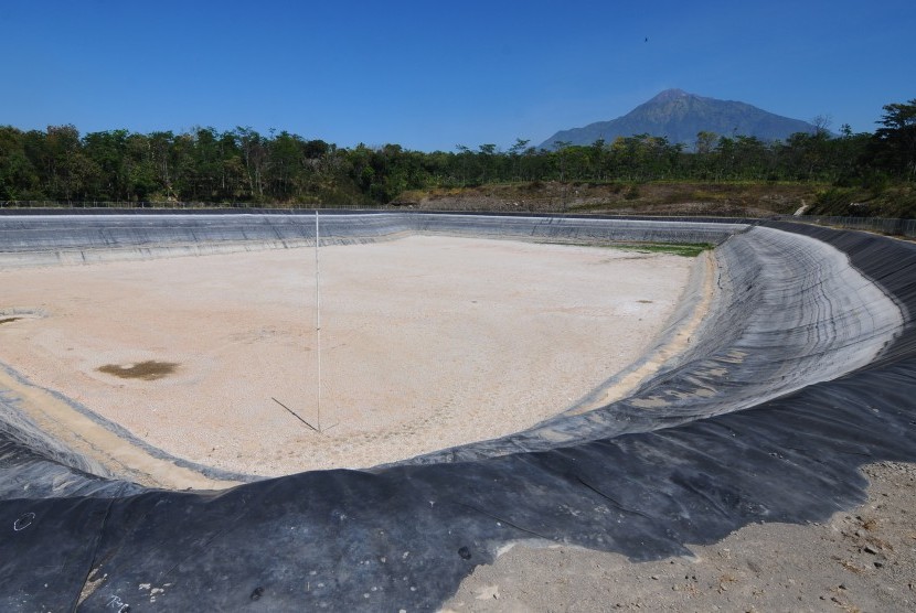 Suasana lokasi kekeringan Embung Musuk II dengan berlatar belakang gunung Merapi di Musuk, Boyolali, Jawa Tengah, Jumat (27/7).