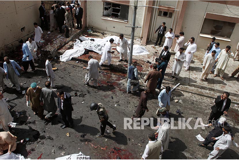 Suasana lokasi ledakan bom di depan sebuah rumah sakit di Quetta, Pakistan, Senin (8/8)