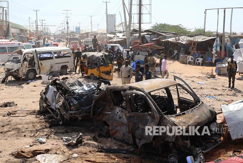 Suasana lokasi ledakan bom mobil di salah satu pos pemeriksaan di Mogadishu, Somalia, Sabtu (28/12).
