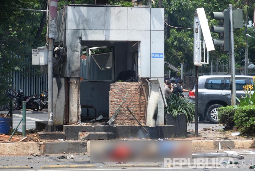 Suasana di lokasi terjadinya bom dan baku tembak di Pos Polisi Sarinah, Jakarta Pusat, Kamis (14/1).  (Republika/Yasin Habibi)